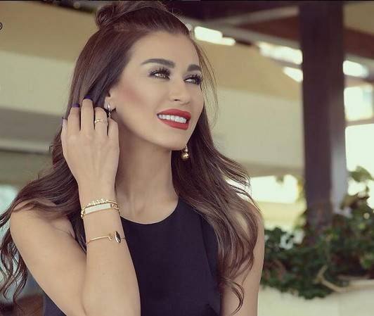 بالصورة..  نادين الراسي داخل حوض السباحة!