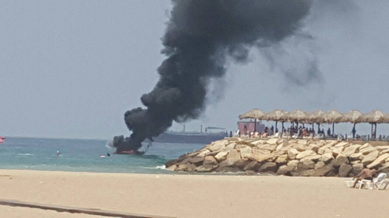 بالفيديو ... اشتعال زورق في زوق مصبح