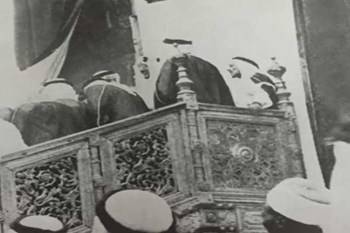 فيديو نادر.. الملك سعود يؤم المصلين في الحرم المكي