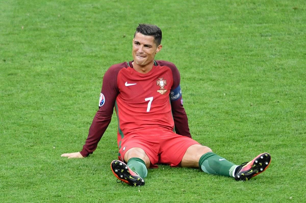 رونالدو يخرج مصابا في الشوط الأول من المباراة النهائية في اليورو 2016