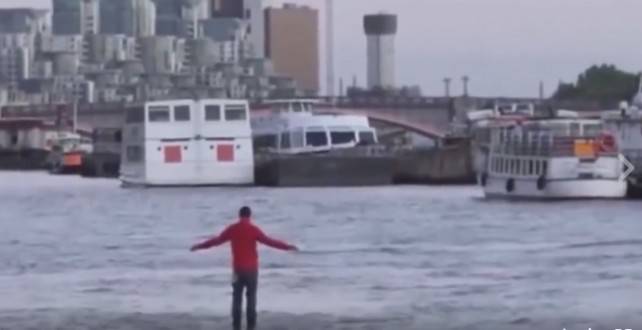 بالفيديو.. فلسطيني “خارق” يمشي فوق الماء