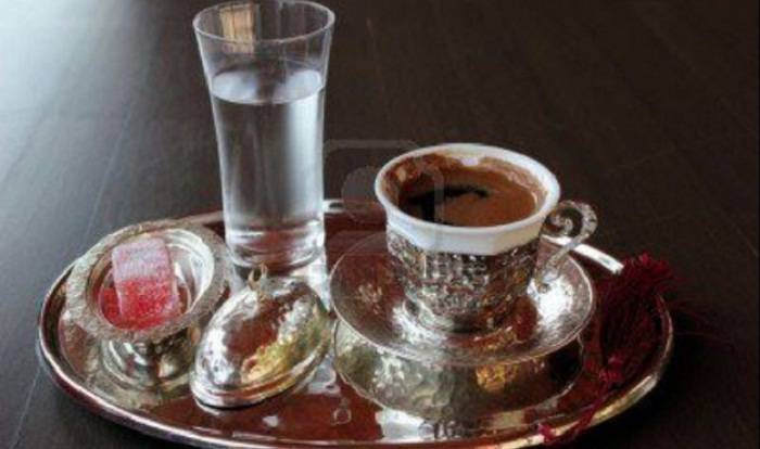 هل تعلم .. لماذا يقدم كوب ماء مع القهوة .. معلومة ستفاجئك!!!