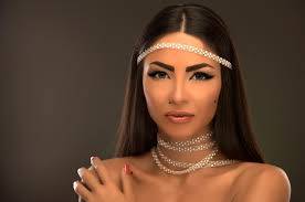 بالصورة.. دوللي شاهين  بالبكيني وهذا ما يغطي جسدها