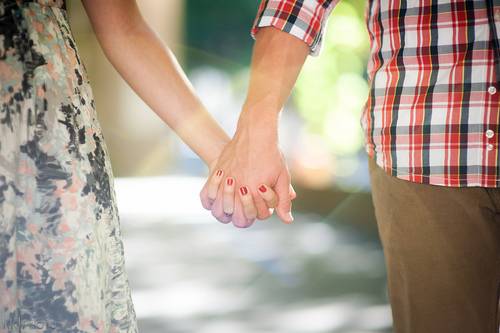 للمتزوجين فقط... هذا ما يفعله تشابك اليدين بعلاقتكما