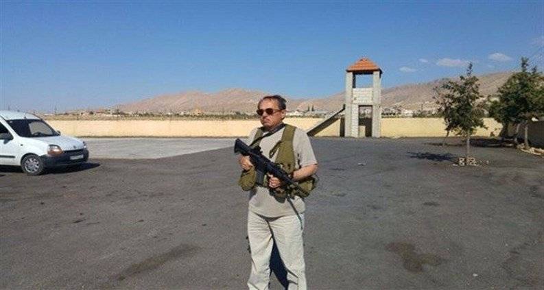 بعد إنتشار صوره بالسلاح.. إليكم حقيقة إنضمام الفنان ملحم بركات إلى المقاومة ضد داعش!