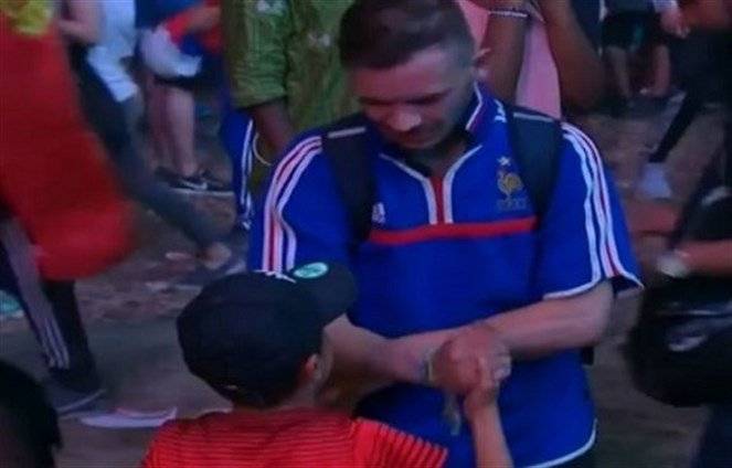 بالفيديو: البرتغال تدعو مشجعاً فرنسياً تمت مواساته من قبل طفل برتغالي إلى زيارتها