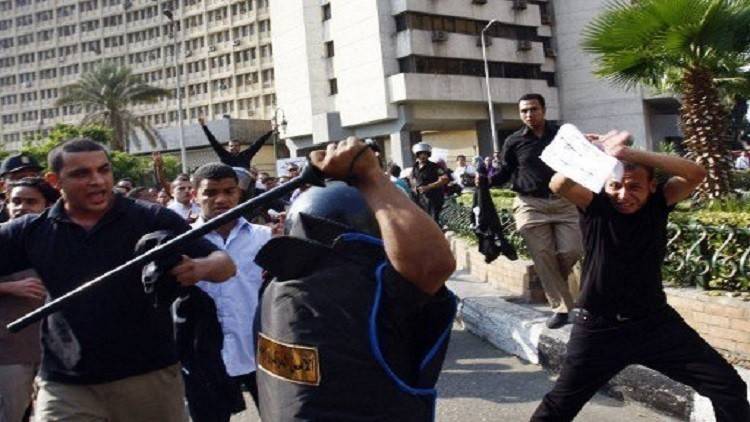 سجن 6 شرطيين مصريين ضربوا مواطنا حتى الموت