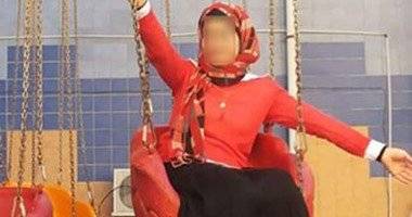 فتاة تلقى بنفسها من الباص هربا من الاغتصاب على يد خاطفيها