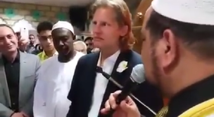 بالفيديو: ماذا قال صحفي ألماني شهيرعن أسباب اعتناقه الإسلام؟