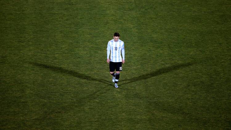 ميسي يصاب باكتئاب ويريد الرحيل عن برشلونة