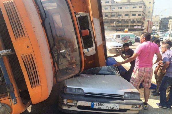 بالصورة (للقلوب القوية)- انقلاب شاحنة على سيارة في الدورة