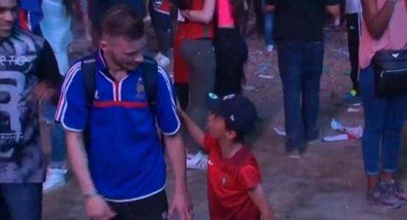 بالفيديو لقطة مدهشة في نهائي أوروبا .. طفل برتغالي يواسي مشجعاً فرنسياً