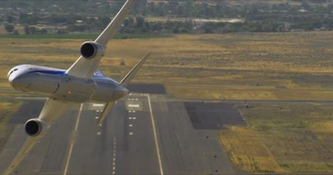 شاهد طائرة ركاب تقوم بحركات خطيرة جداً