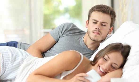 الهاتف الذكي سيدمر العلاقات الزوجية بحلول 2030