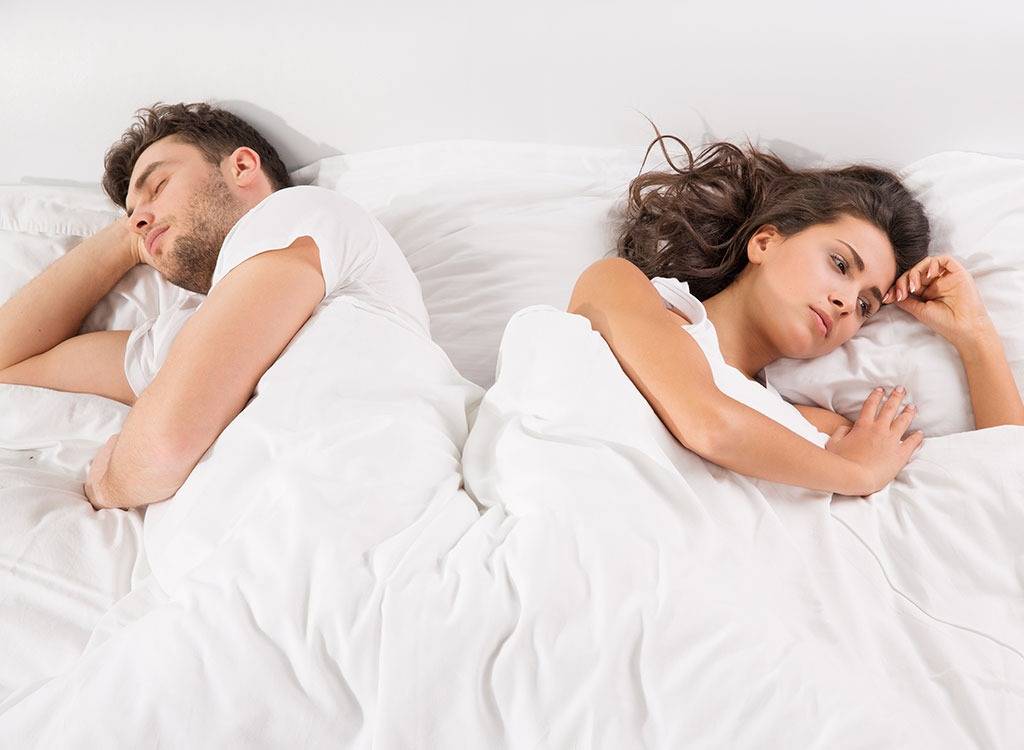تجنّبي هذه التصرفات التي تدفع زوجك بعيداً عنك