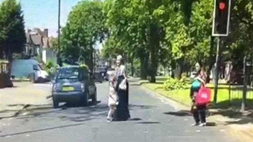بالفيديو: ردّة فعلها السريعة أنقذت ابنتها الصغيرة من الموت!