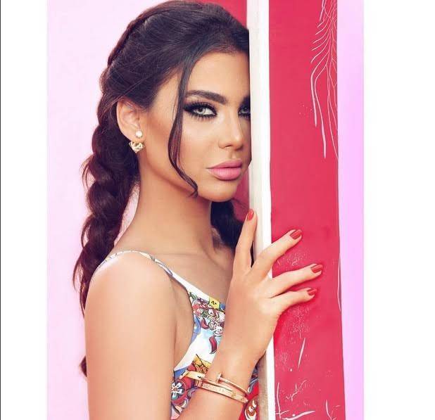 بالصورة.. قمر شبه عارية بإطلالة مثيرة بـ