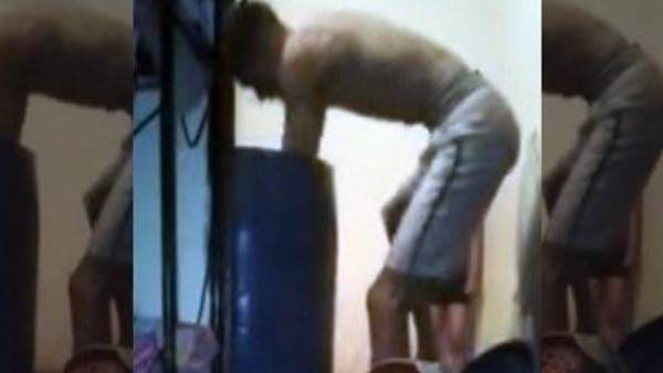 فيديو وحشيّ: علّق طفليه رأسًا على عقب.. عذّبهما انتقاماً من زوجته