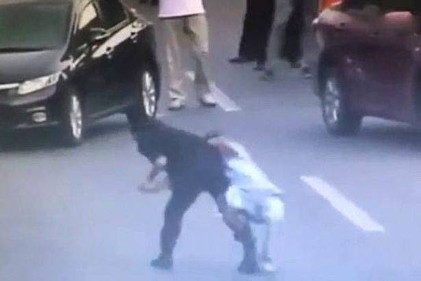 فيديو مُذهل:  بحركةٍ واحدة .. شرطية شجاعة تسيطر على شاب يحمل سكيناً!