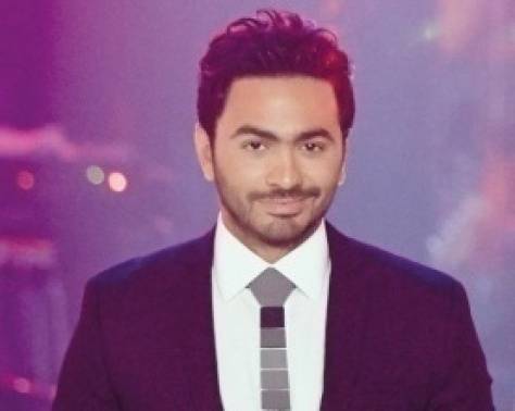 بالفيديو- تبادل لكمات بين تامر حسني والمنتج محمد السبكي