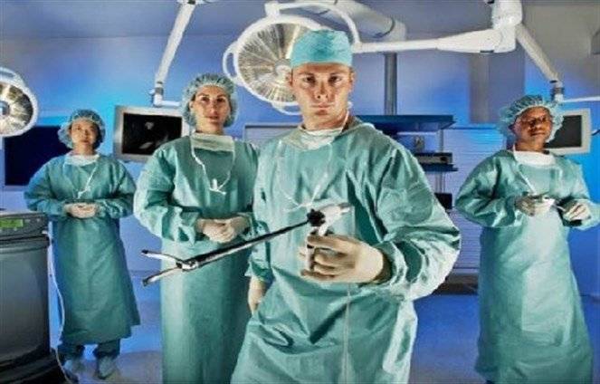 لماذا يرتدى الطبيب اللون الأخضر في غرفة العمليات؟