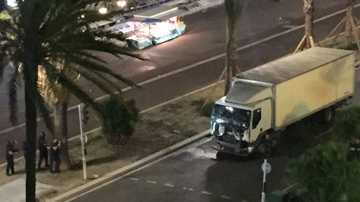 بالفيديو  شاهد الشاحنة وهي تدهس مئات المواطنين في فرنسا بوحشية