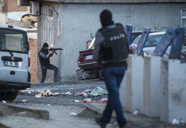 تركيا تفرض حظر التجول في 16 قرية وتعزل رئيسي بلدية