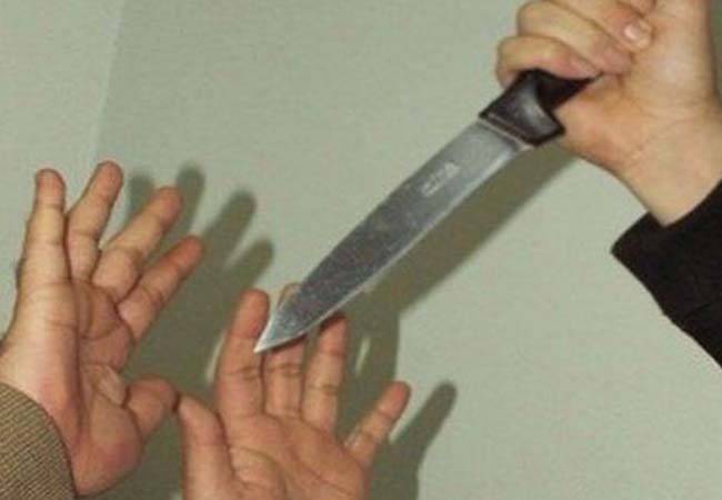 في القبة.. رفع السكين على أمه لأنها...!