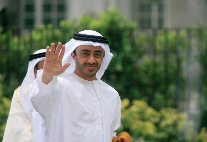 مواطن إماراتي يستغيث بوزير خارجيته.. فأرسل له طائرة خاصة!