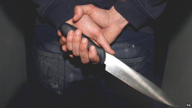 تفاصيل مرّوعة.. قتل والدته الستينية طعناً