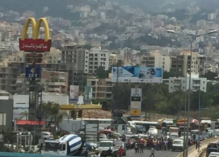 بالصورة: إعادة قطع أوتوستراد عمشيت