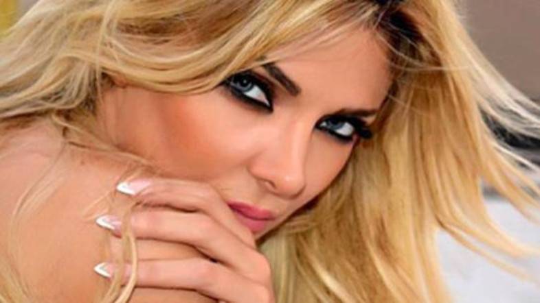 بالصورة الفاضحة: كلينك شبه عارية بصدر أخضر كالطبيعة!