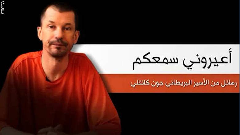 الصحفي البريطاني الرهينة كانتلي في فيديو جديد لـ"داعش" تظهر فيه جامعة الموصل بالعراق وراءه
