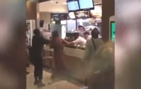بالفيديو.. مشاجرة عنيفة بين فتاتين وعمال "ماكدونالدز"