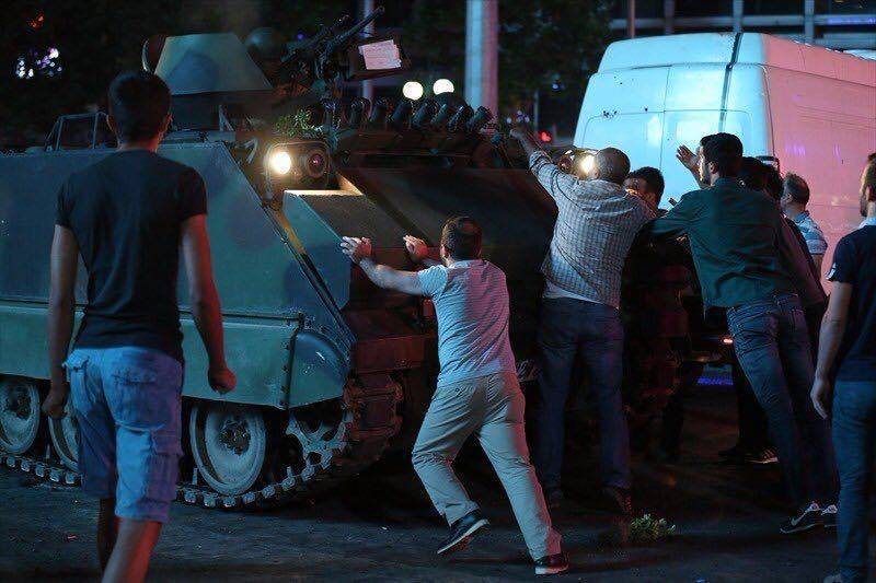 بالصور: الأتراك يطردون الانقلابيين بالأحذية