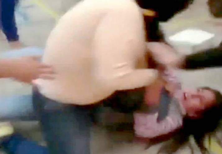 فيديو:  معركة طاحنة بين فتيات بأحد المراكز التجارية!