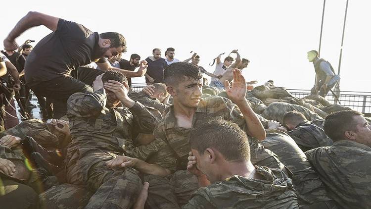 صور قاسية في الداخل لانقلابيين اتراك مذبوحين