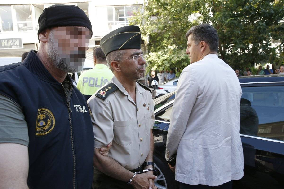 بالصور: توقيف قائد أركان جيش منطقة إيجه الجنرال ممدوح حق بيلان بإزمير