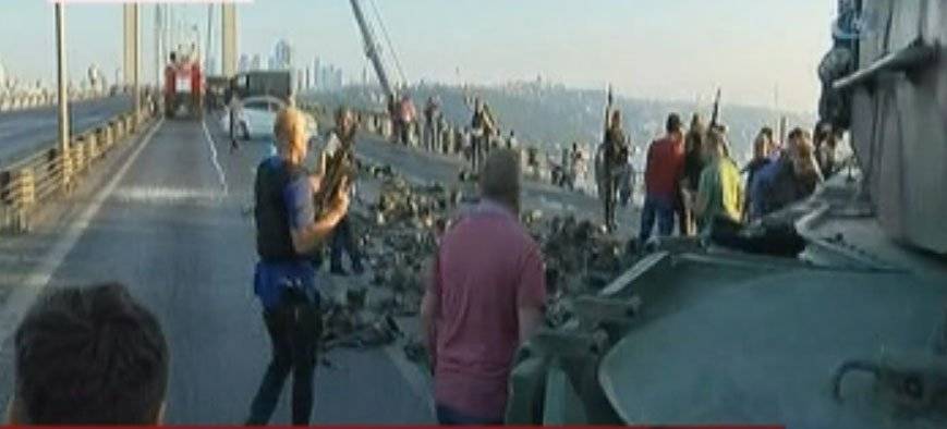 بالصور :أنصار إردوغان يهاجمون جنودا مؤيدين للانقلاب استسلموا على جسر باسطنبول