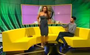 بالفيديو المحرج جدا: لحظة قيامها بالرقص تمزق الفستان من ألاسفل بسبب ضيقه!!!