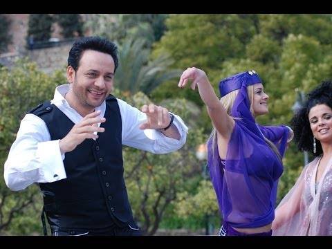 صور ابنا مصطفى قمر يخطفان الأضواء منه