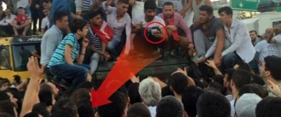"أنا متزوج وزوجتي حامل".. لماذا كتبها أحد الانقلابيين داخل مدرعته؟