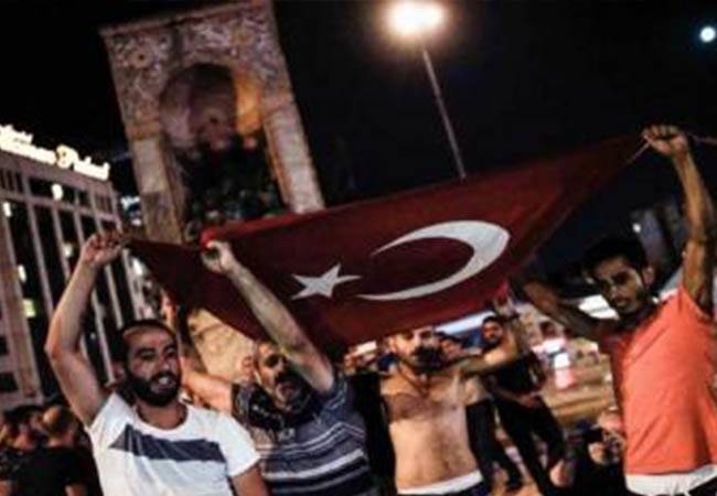 بالصورة..الطيار الذي قصف مقر إقامة أردوغان