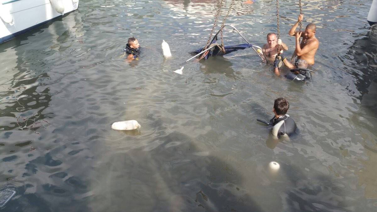 انتشال زورق سياحي في مرفأ جونية