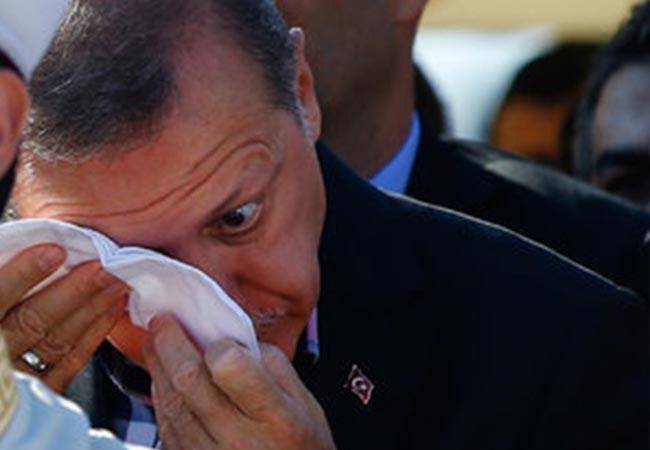 بالفيديو والصور.. أردوغان يذرف الدموع حزناً على رفيق دربه