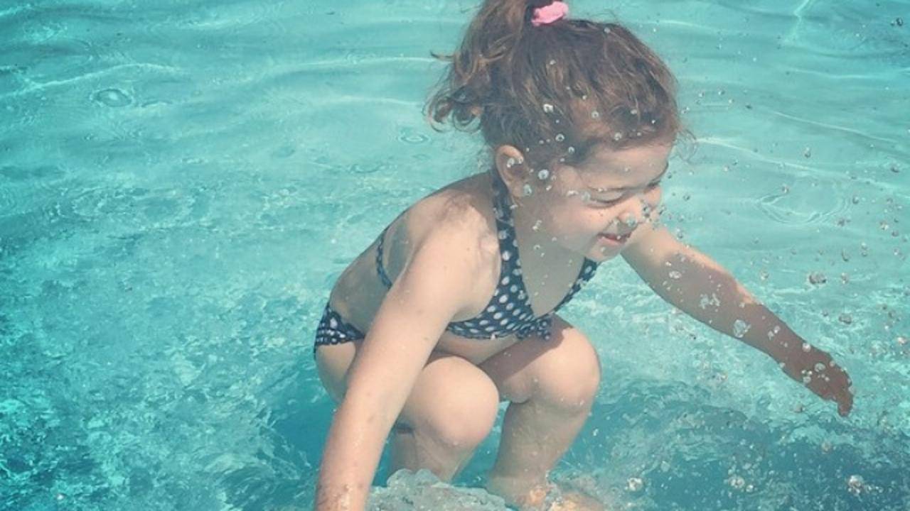 هل الطفلة تحت الماء أم فوقه؟