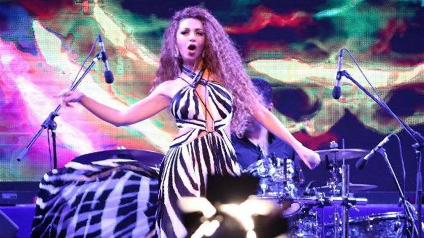 معجبة تضع ميريام فارس في موقفٍ صادمٍ على المسرح