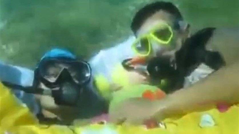 بالصورة: غواصان محترفان ينشآن غرفة نوم في قاع البحر