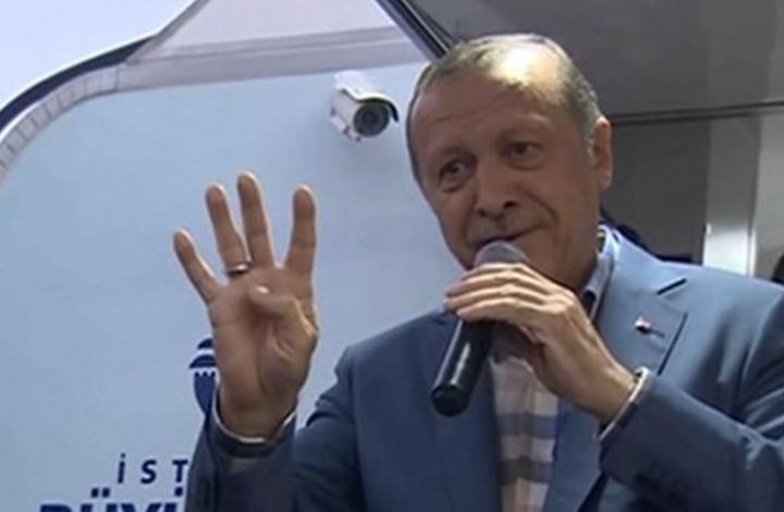 بالفيديو.. ما معنى شارة "رابعة" التي رفعها اردوغان؟