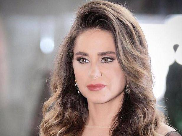 بالصورة.. ديما قندلفت بالمايوه على شط طرطوس